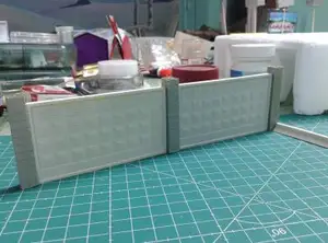забор из бетонных плит с колоннами...