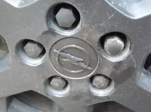 Заглушка ЦО диска Opel Astra