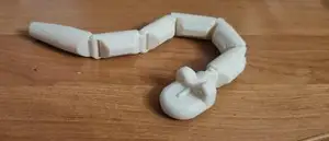 Змея, которая извивается когда ее д...