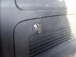 Винт крепления бардачка багажника S...