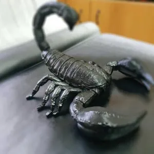 Огромный скорпион