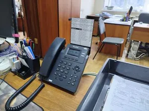 Табличка с телефонными номерами и з...