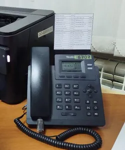 Табличка с телефонными номерами и з...