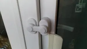 Крючок на дверь балкона