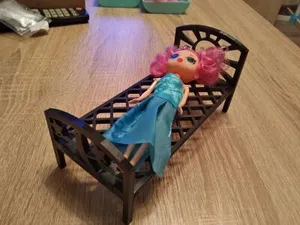 Игрушка. Кровать для кукол.