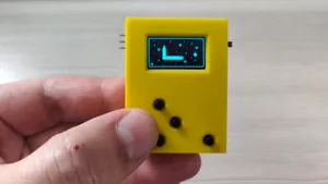 Миниатюрная игровая консоль на микр...