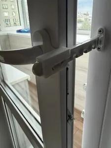 Фиксатор-блокиратор оконной гребенк...