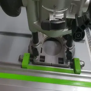 Makita Oberfräse RT0700 zu Führungsschiene Makita / Makita Router RT0700to Makita guide rail