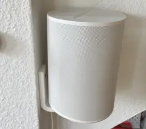 Discreet rotatable Sonos ERA 100 wall mount