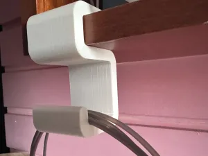 就只是一个简单的挂钩,适合厚度2.2cm的板子