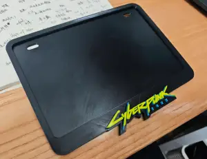 带赛博朋克logo的摩托车牌照框