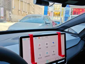 ipad平板电脑挂载到大众id3/id4车机屏幕上使用的支架