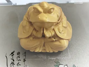 金蟾大仙显神通，福泽人间乐融融；祥瑞满园映苍穹，祈福迎祥韵无穷。