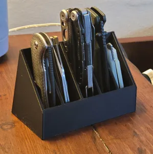 Desktop organizer display stand for pocket knives