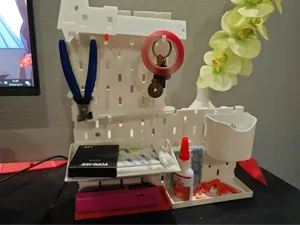桌面放置洞洞板，板厚3mm