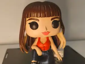 funko mujer pose relajada