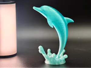跳出水的海豚