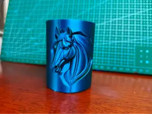 马头浮雕笔筒