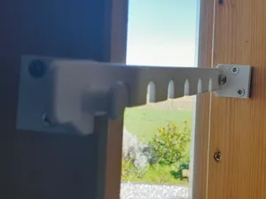 Entrebâilleur de fenêtre ou porte