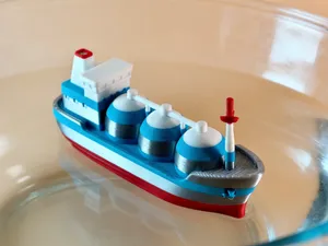 可以浮在水上的天然气运输船