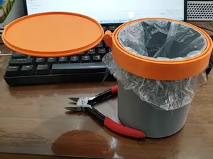 极简桌面垃圾桶：通用合页与垃圾袋固定系统