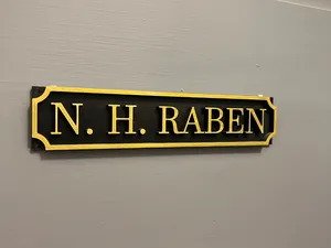 Customizable raised doorplate namesign