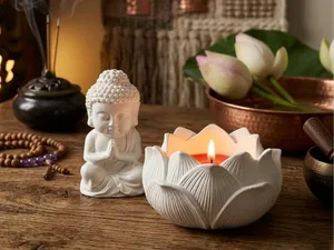 Castiçal em forma de flor de lótus e buda