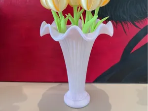 柔纹裙边敞口花瓶