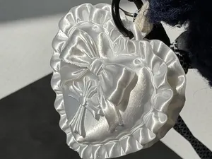 蝴蝶结克罗心挂件