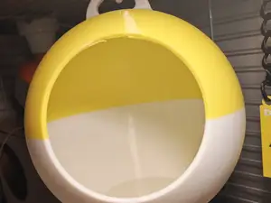 带挂钩的圆形鸟窝