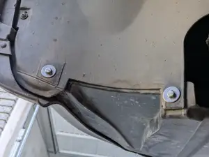 Audi A6 C4 - Mounting points lower engine cover