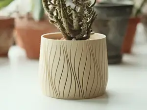 Plant pot with flow pattern