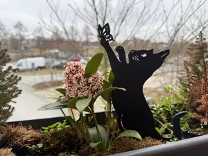 Katze mit Schmetterling  für den Garten