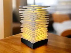 Moderne Designlampe mit geschichtetem Aufbau