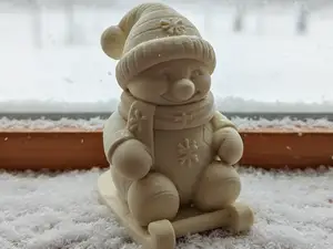 Schneemann auf Schlitten – kleine Winterfreude