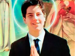 Carlos Acutis rezando