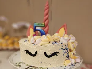 Unicorn eyelashes for cake