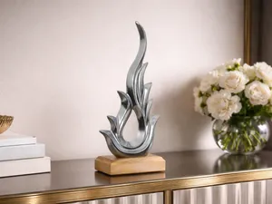 Abstrakte Flammen-Skulptur – Moderne Dekofigur
