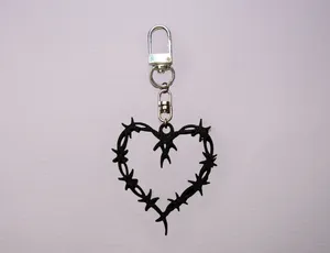 Karol G keychain (corazón de alambre)