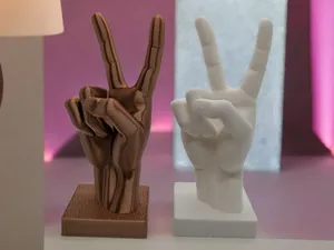 Victory Hand Statue – Symbol of Peace & Strength