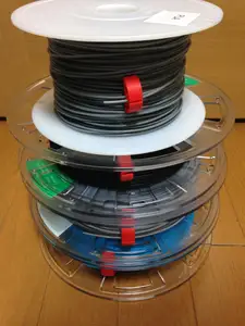 Filament clip for stackable reels