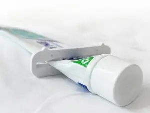 Minimalist Toothpaste Squeezer & Tube Slider (cat)