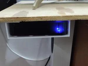 soporte para tv box ubicado debajo del mueble