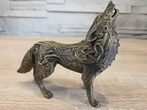 Stehender Wolf mit Muster