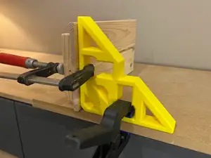 Kompakter 90° Montagewinkel für Zwingen
