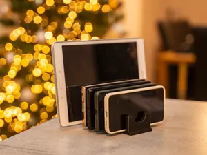 Multi-Geräte Ständer & Ablage (Handy & Tablet)