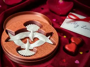 Home Alone 2 Friendship Turtle Doves Gift Box