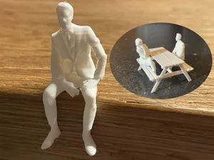 Kleiner sitzender Mann nach der Arbeit
