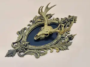 Barocker Hirschschädel im Dekorativen Rahmen