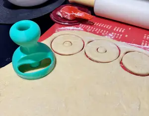 Donut cutter / slicer